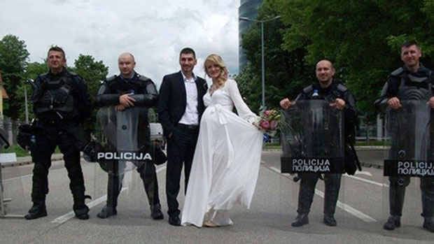 ВЕНЧАЊЕ УПРКОС ПРОТЕСТИМА: Љубав рушила барикаде