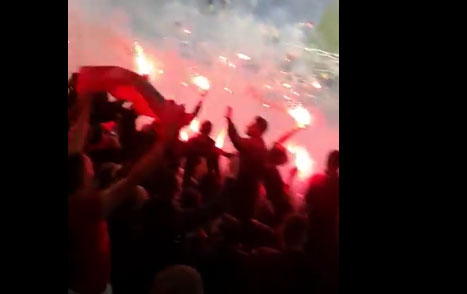 Навијачи Шкендије извиждали македонску химну и ломили седишта