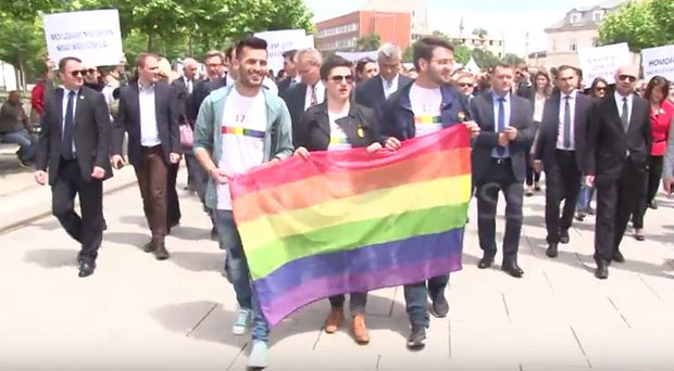 Прва геј парада на Косову, Тачи у првим редовима (ВИДЕО)