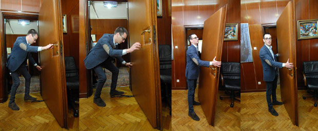 Бастаћ скинуо врата с кабинета