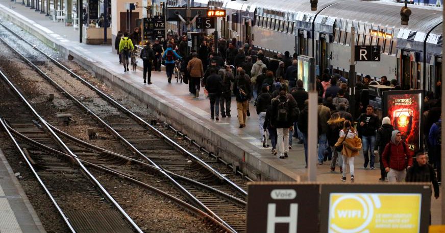 Француска: Штрајк железничара блокирао саобраћај, протести полицајаца у више од 60 градова