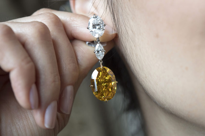 Рекорд ружичастог дијаманта у Женеви: Продат за 31,56 милиона долара!