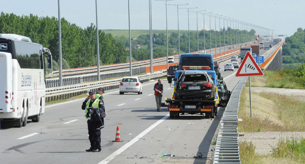 Удес код моста код Бешке, отац погинуо, син критично!(ФОТО)