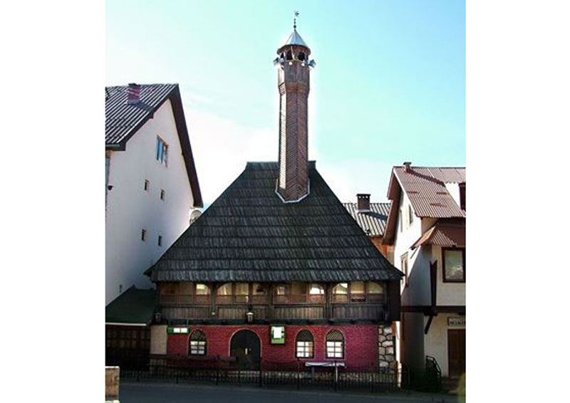 Богомољу љуљају од темеља