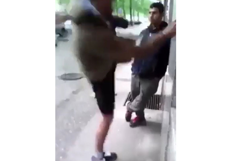 Добио батине док је просио!