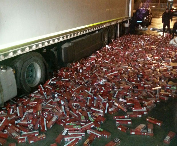 Управа царина: У хладњачи са јагодама и 800.000 цигарета