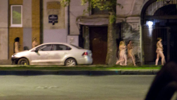 Риђи Тарзан терао проститутке да иду голе улицама Петербурга!