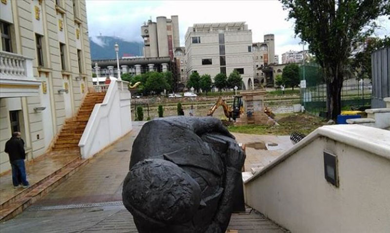 Споменици Албанцима постављени самовољно у центру Скопља