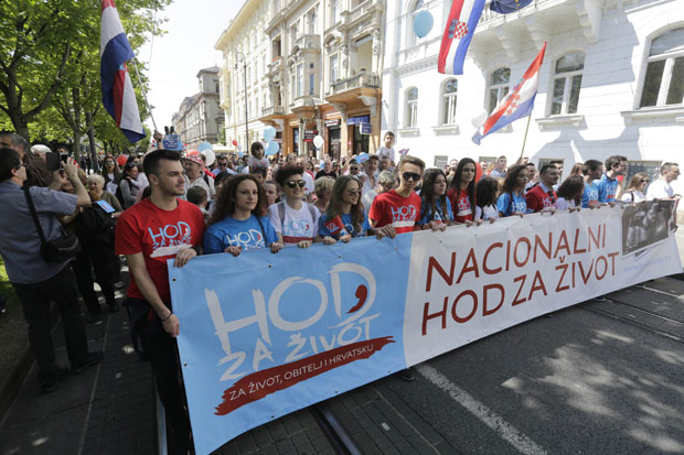 Загреб: Шетња за и против абортуса