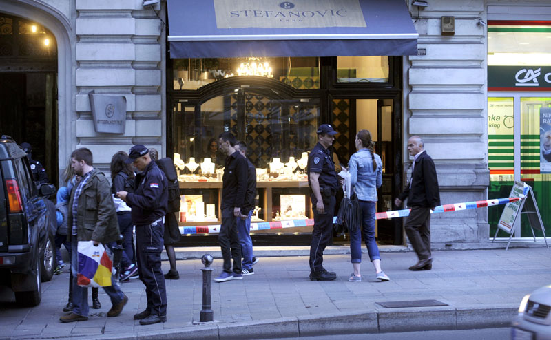 Крадљивци драгуља још измичу потери