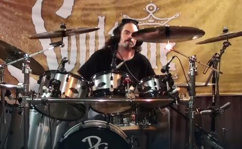 ФАНОВИ У ШОКУ: Бивши бубњар групе Megadeth Ник Менца преминуо током наступа 