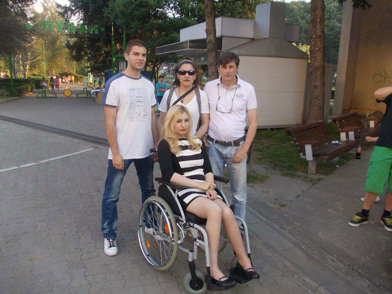 Анин отац моли за - радно место