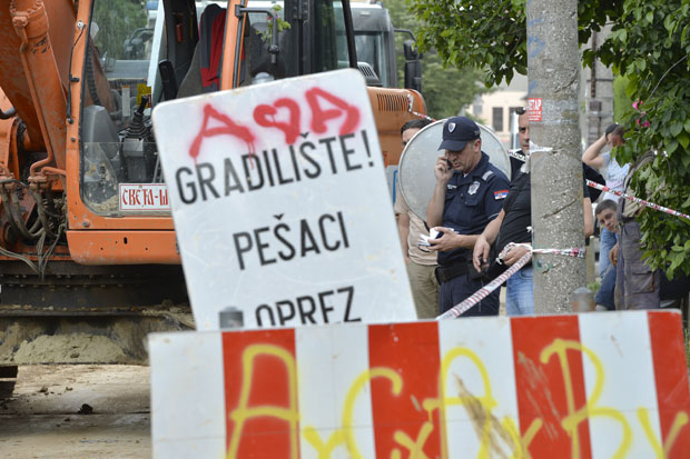 Обрушила се земља на Авалском путу, спасени радници