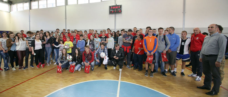 Репрезентативци Србије у ужичком дому малишанима без родитеља: Дечја срца куцају за „орлове“