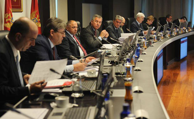 ЦГ: Министрима фотеље, Фронт на улицама