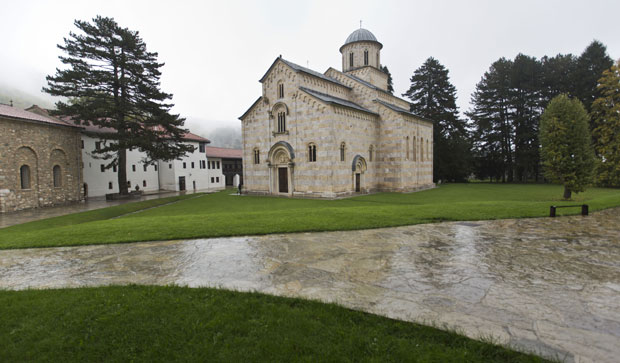 Општина би да отме од Дечана