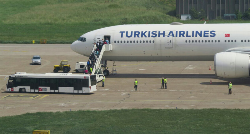 Спустили авион због мобилног