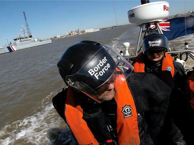 СПАСЕНИ У ЛАМАНШУ: Шест чамаца с 43 имиграната пресретнуто у каналу