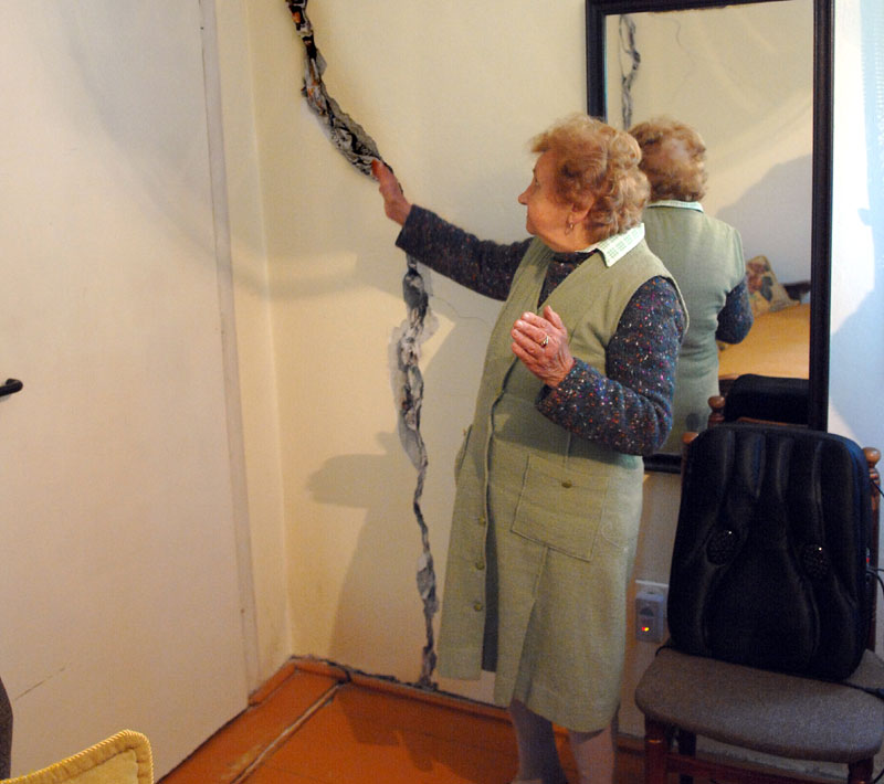 Куће на Карабурми и даље тону, санација тек у септембру