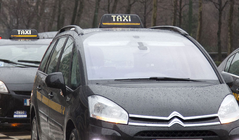 Насамарила таксисту, возила се таксијем из Брисела до Добоја без пара!