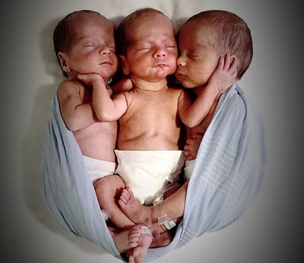 Невероватна реткост: Родила је идентичне тројке, одушевиће вас како их разликује