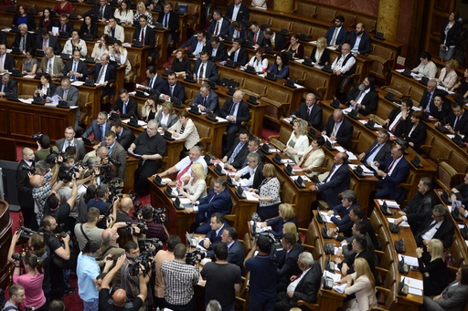 Обрадовић: Ово је најсрамотнији чин; Опозиција: Добро је што је одложена