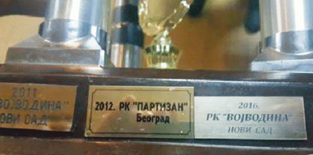 Погрешна плочица на трофеју Купа рукометаша Металопластике: Војводина победник на пехару Шапчана?!