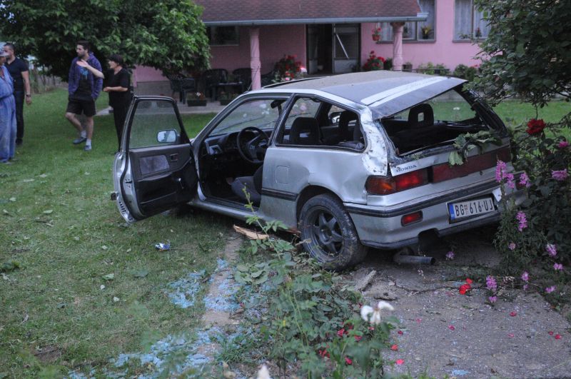 Адрани: „Хондом“ улетео у двориште