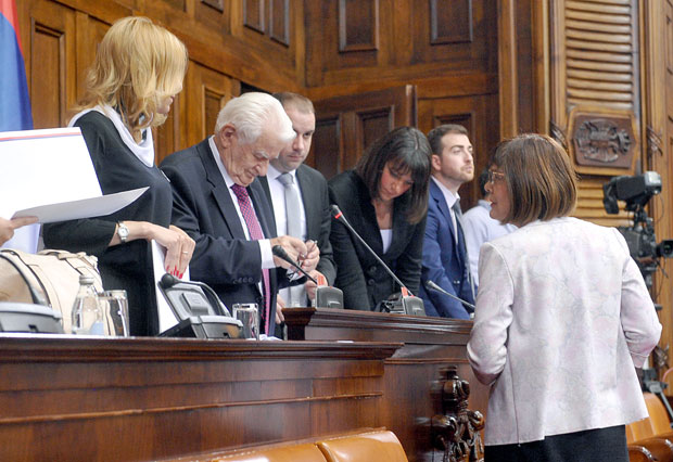 После паузе бурна расправа у Скупштини