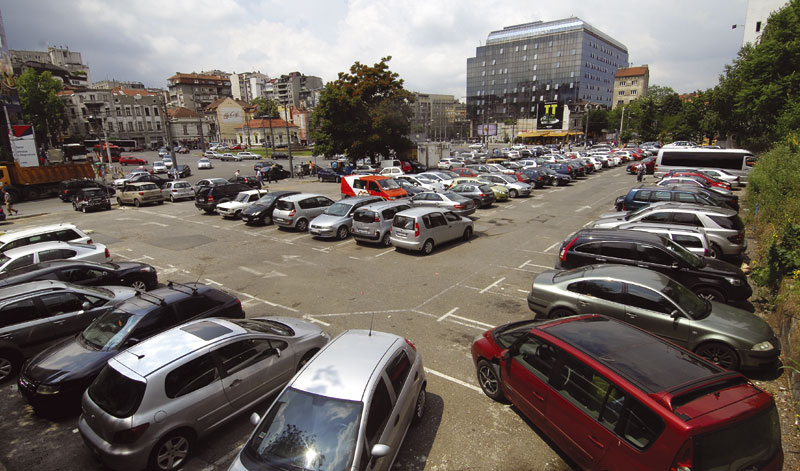 ПАРКИНГ НА СЛАВИЈИ ПОНОВО ПУН: Возачи не одступају