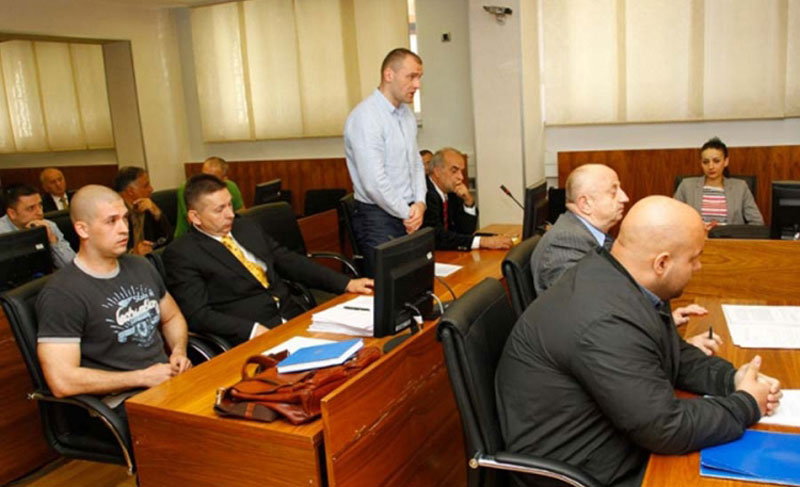 И плавци дилери, пљачкаши, убице