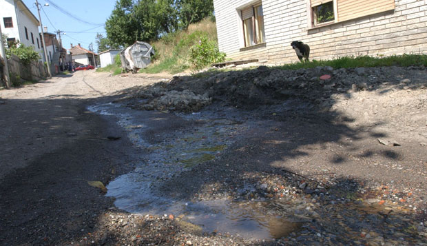 Отпадне воде цуре низ улицу