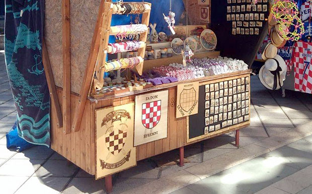 Уклоњени сувенири са усташким обележјима из центра Сплита