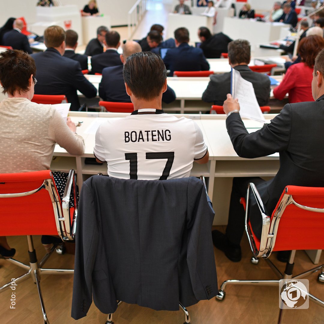 Немачки посланик дошао у парламент у Боатенговом дресу