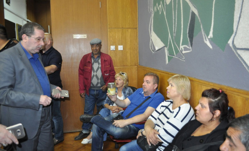 Протест корисника Народне кухиње у Бору: Храна није јестива