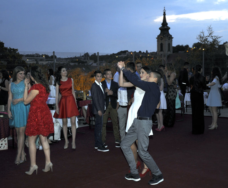 Основци из Земуна малу матуру прославили на - крову школе 