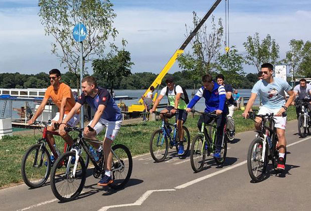 ВИДЕО: Ђоковић ужива у Београду, прво бицикл, па баскет