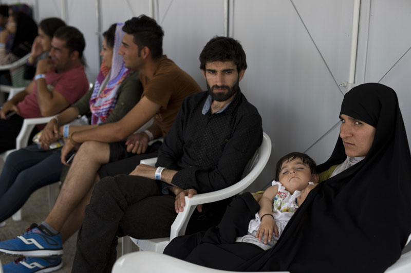 УНХЦР: Више од милион избеглица треба преместити у 2017. години