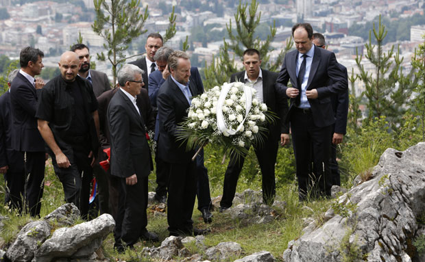 Бакир се поклонио српским жртвама