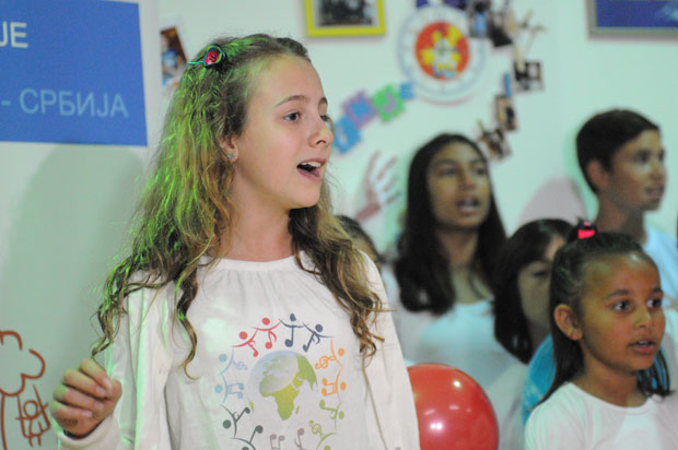 ХУМАНИТАРНА МИСИЈА ЈЕДАНАЕСТОГОДИШЊЕ КАНАЂАНКЕ: Капри певала „Боже правде“