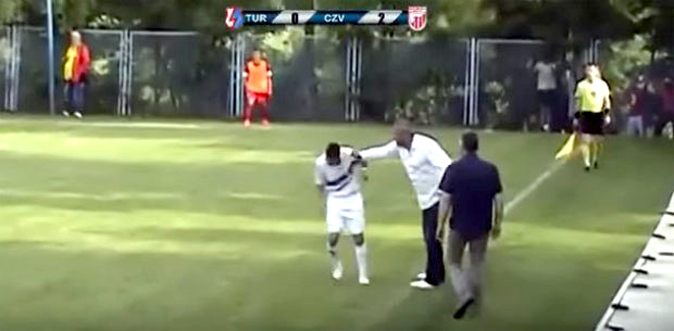СКАНДАЛ НА СРПСКИМ ТЕРЕНИМА: Тренер ударио свог играча (ВИДЕО)