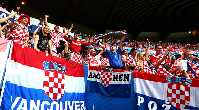 Хрвати славили победу на ЕП уз Ужичко коло (ВИДЕО)