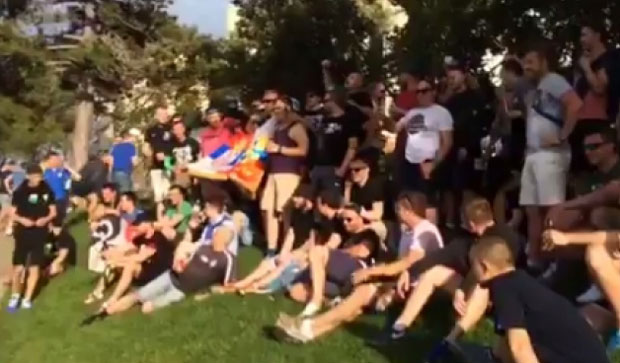 РУСИ И ЕНГЛЕЗИ НЕ ПРЕСТАЈУ СА СУКОБИМА: “Баћушке” са српском заставом кренули у напад