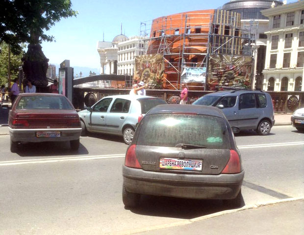 Учесници Шарене револуције блокорали мостове у Скопљу