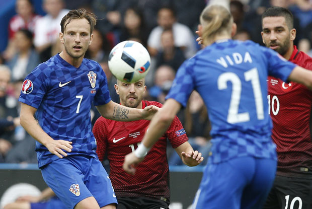 Шпанија и Хрватска имају сет-лопте за пласман у осмину финала ЕП, “Торцида” припрема прекид утакмице