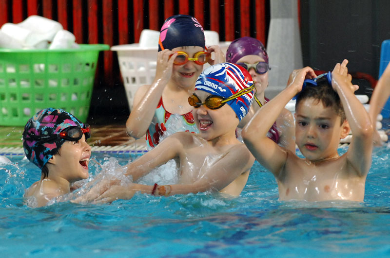 Мале Земунце уче да пливају