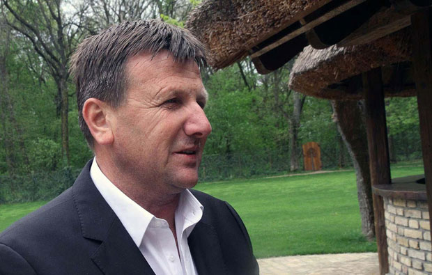 Гуги лажирао дуг