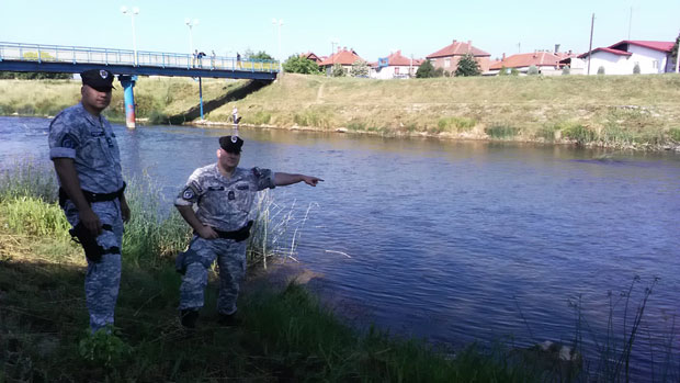 Скочили у реку за насилником који је претукао жену