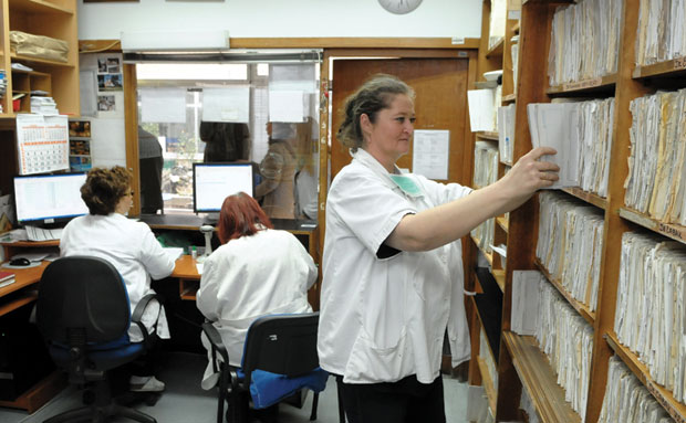 Очајни пацијенти обилазе шалтере