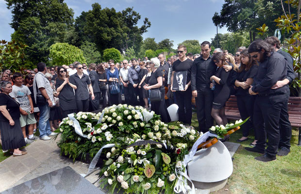ПОСЛЕДЊИ ОПРОШТАЈ: Манда сахрањен поред Бате (ФОТО)
